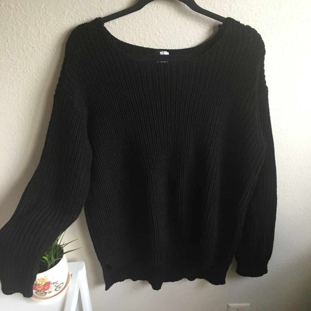 🏈 3/$15 Divided scoop neck sweater ribbed detail